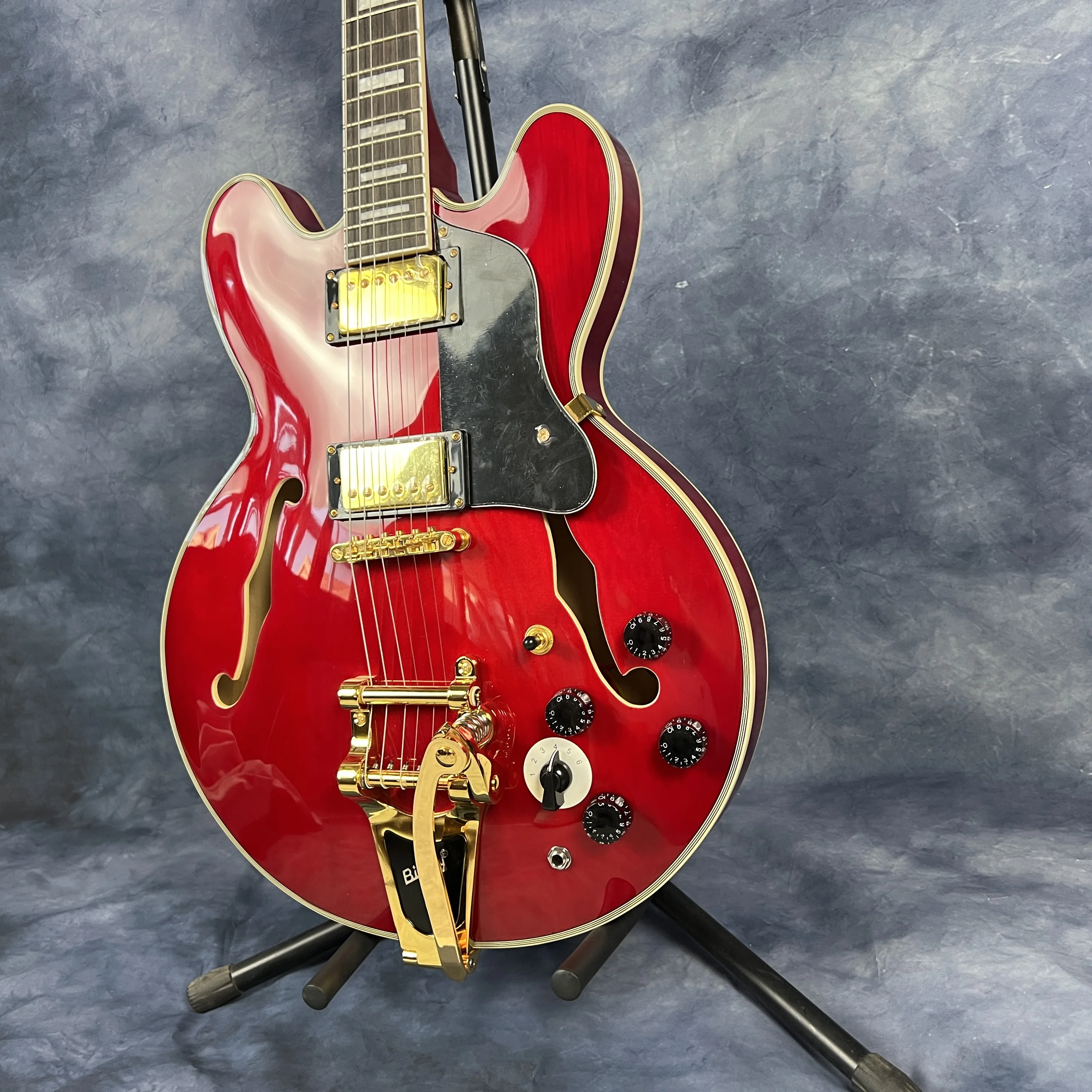 

Высококачественная джазовая электрическая гитара, красного цвета, полуполый корпус, гитара Vibrato tremolo, высококачественные звукосниматели