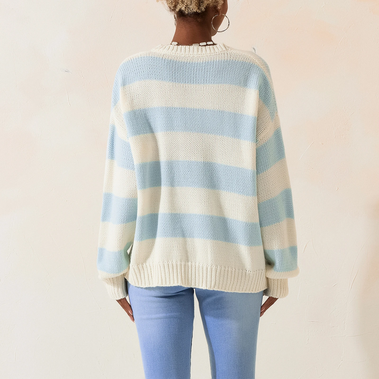 Женский осенний полосатый свитер с заниженными плечами и длинным рукавом