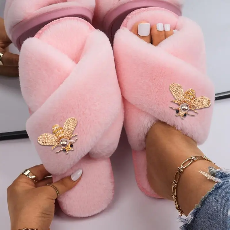 New Slippers Fashion Winter Women Indoor Slippers Alloy Diamond Insect Pearl Designer Warm Fur Home Slippers Lady Casual Shoes