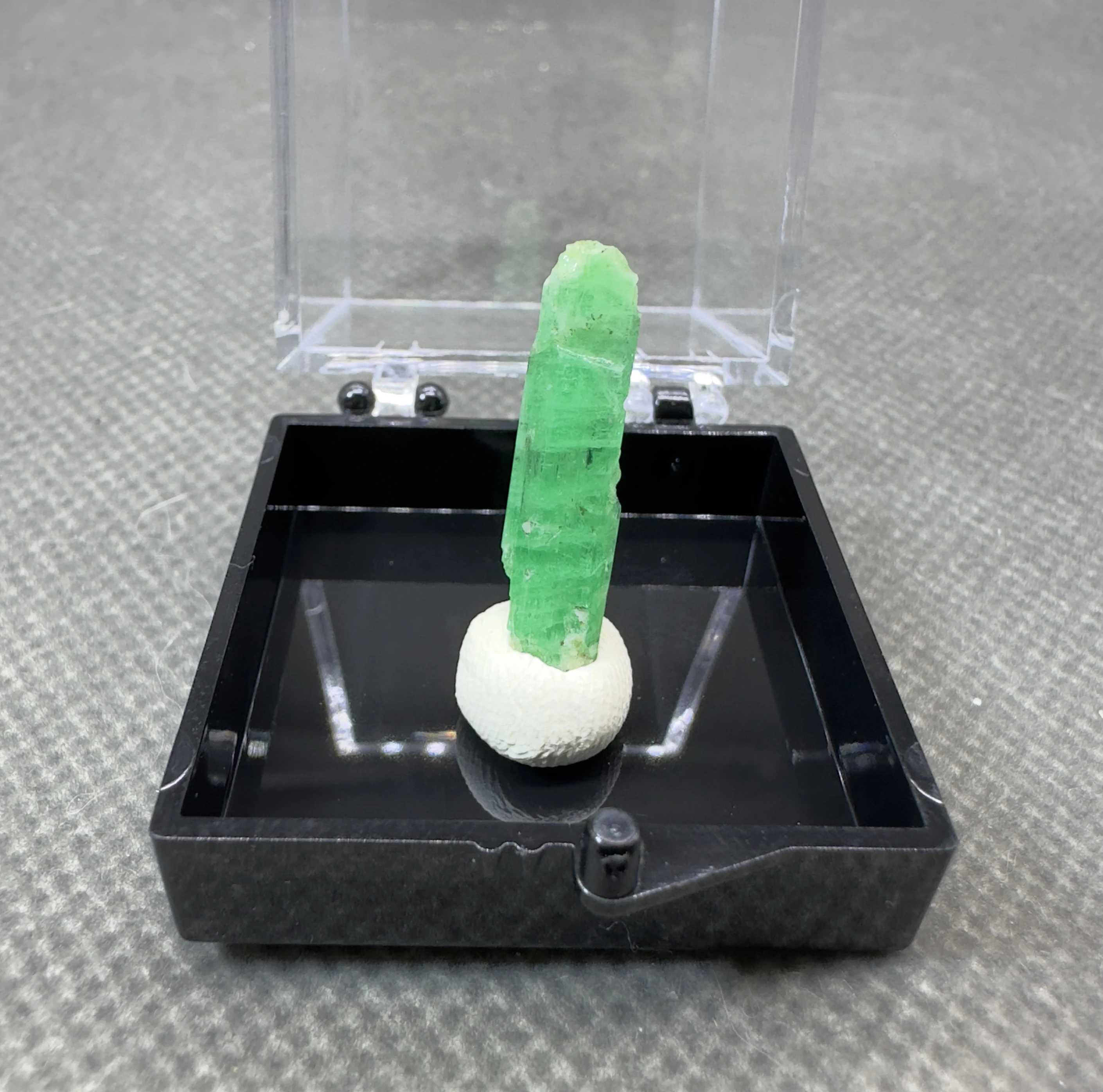 

Изумрудный шестигранный столб из Индии QIANCHUAN