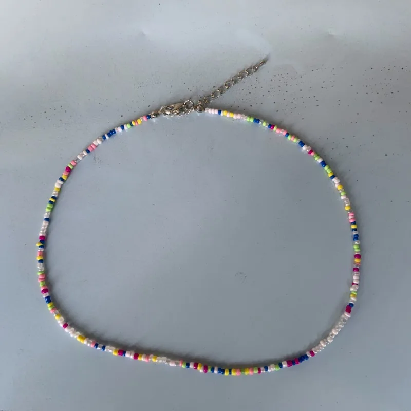 Ожерелье-чокер с бусинами