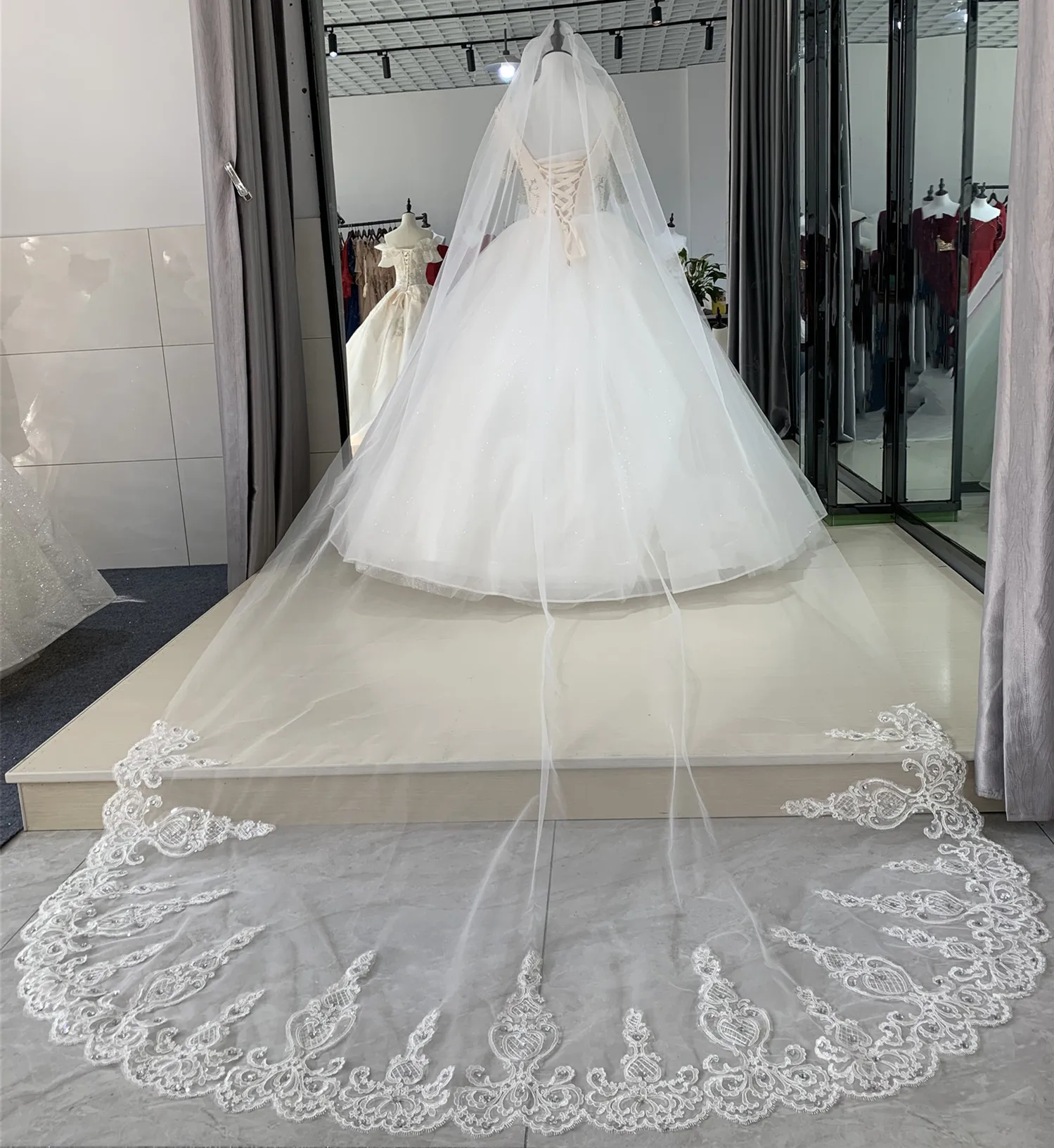 

Elegant Wedding Veil 5 Meters Long Soft Bridal Veils With Comb White 1 layers Ivory Cathedral TrainLace Appliques Bride Veils
