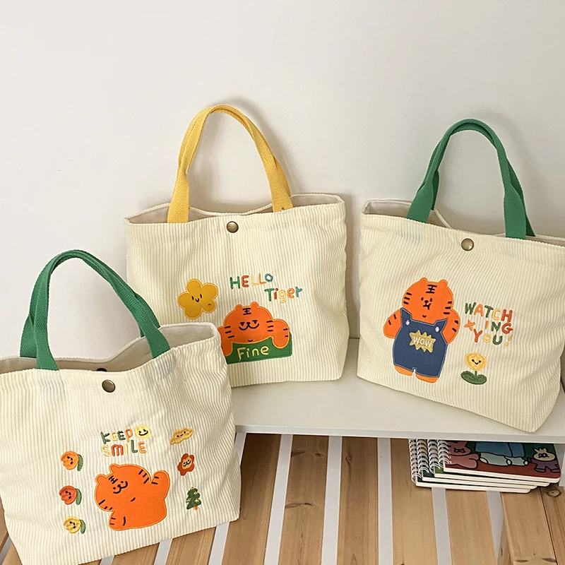 

Женская милая сумка Cordury с мультяшным тигром, Холщовая Сумка с вышивкой, универсальные вельветовые сумки бэнто, школьные модные повседневны...