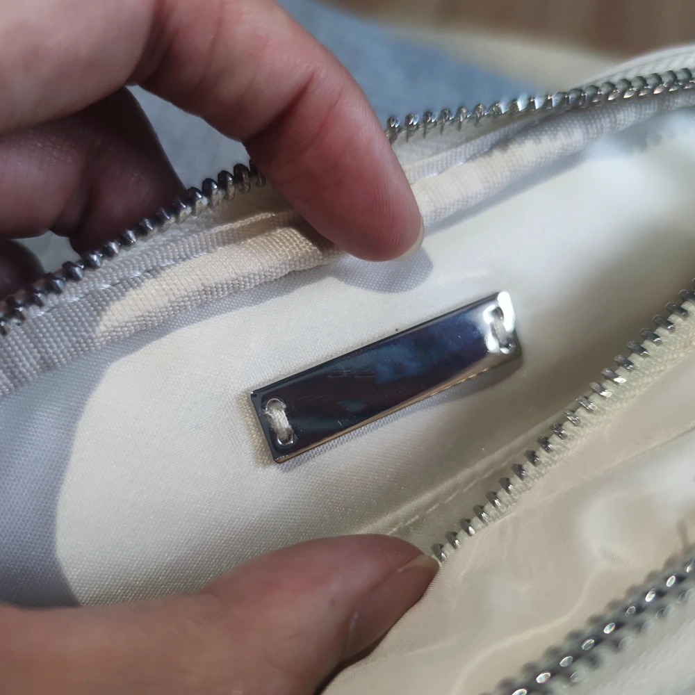 2L Belt Bag Lulu Fashion Casual Women's Diagonal Bag Metal Logo On The Move Travel Crossbody Camera Bag Unisex Outdoor Sport Bag