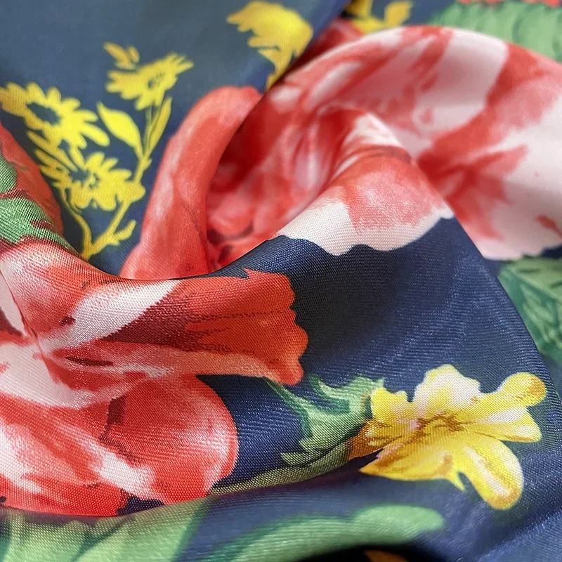 Женская атласная шаль с принтом розы размер 90*90 см