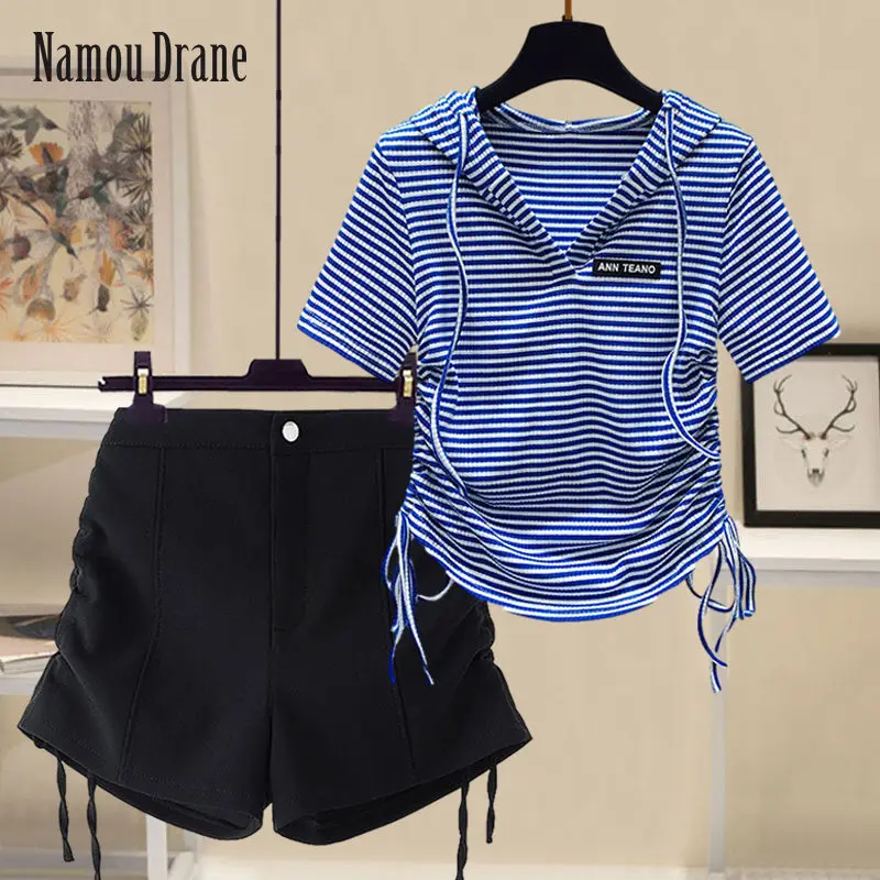 

Namou Drane Summer Large Size Design Sense Spice Set 2022 New Rope Stripe Top Versatile Shorts Two-piece Set Polyester