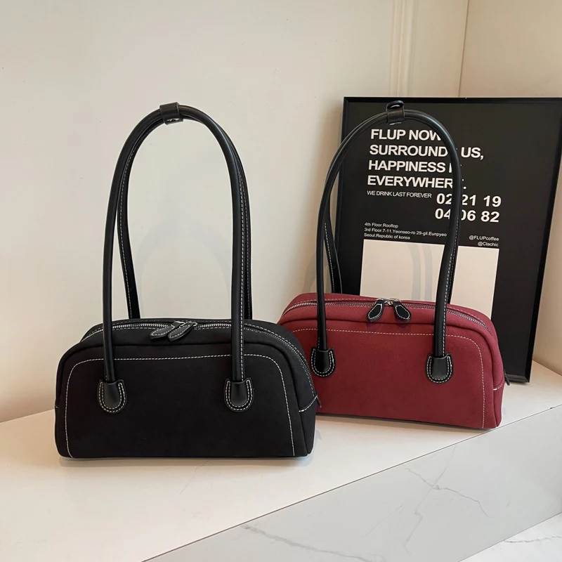 Замшевая сумка-мессенджер на плечо