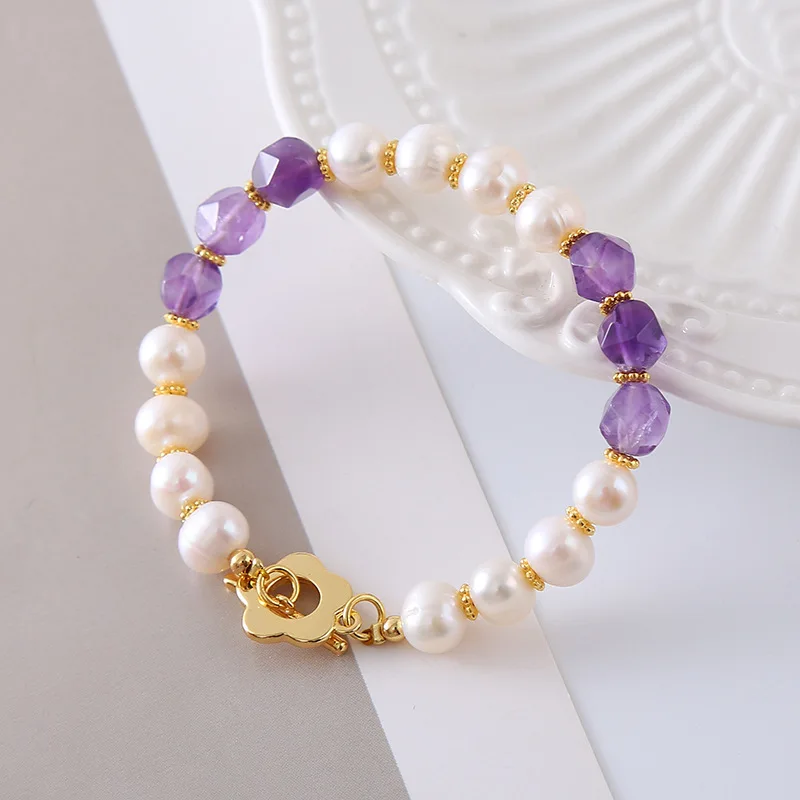 Женский браслет с натуральным пресноводным жемчугом и фиолетовыми кристаллами
