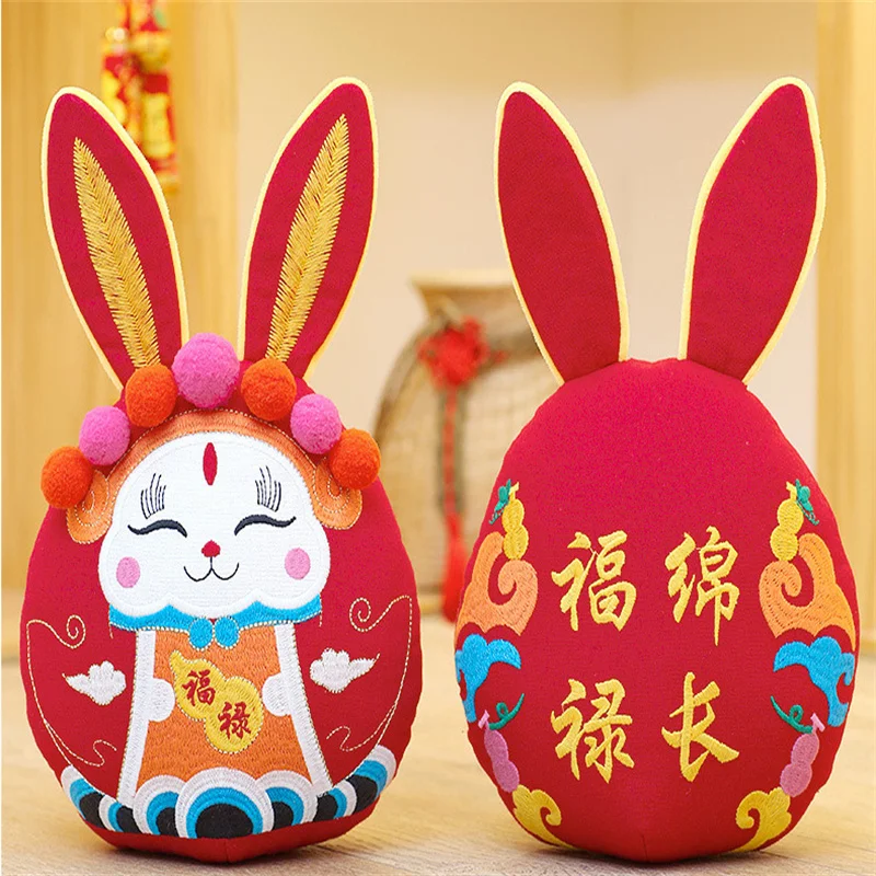 

Кукла-талисман с надписью «Happy Rabbit» на новый год