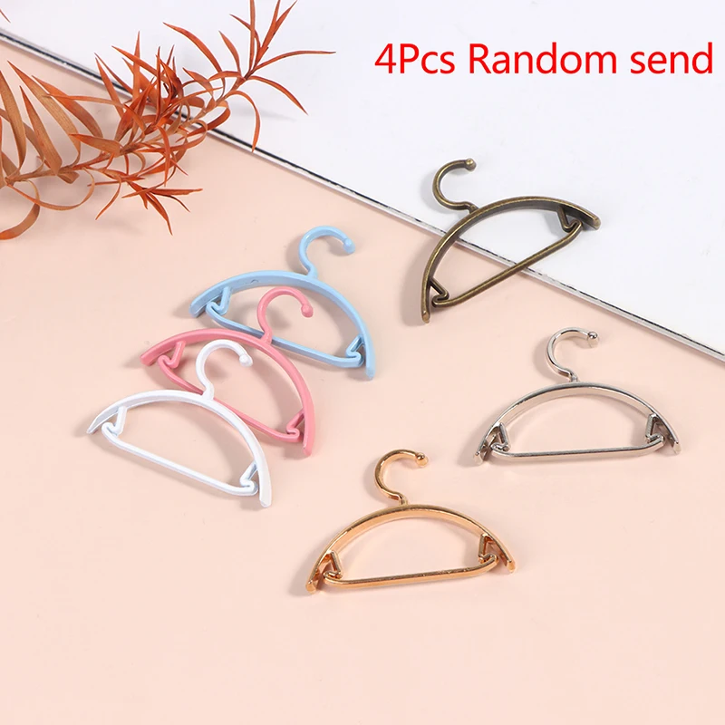

4Pcs 1/12 Dollhouse Mini Retro Metal Doll Hangers Doll Accessories 1.8 Cm * 2.5 Cm Clothes Hanger