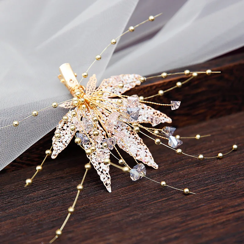 Заколка для волос ручной работы в стиле ретро с кристаллами белым красным