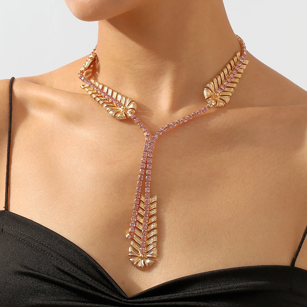 

Geometric Claw Chain Rhinestone Necklace For Women Vintage Fashion Luxury Leaf Necklace Ladies Wedding Dinner Jewelry