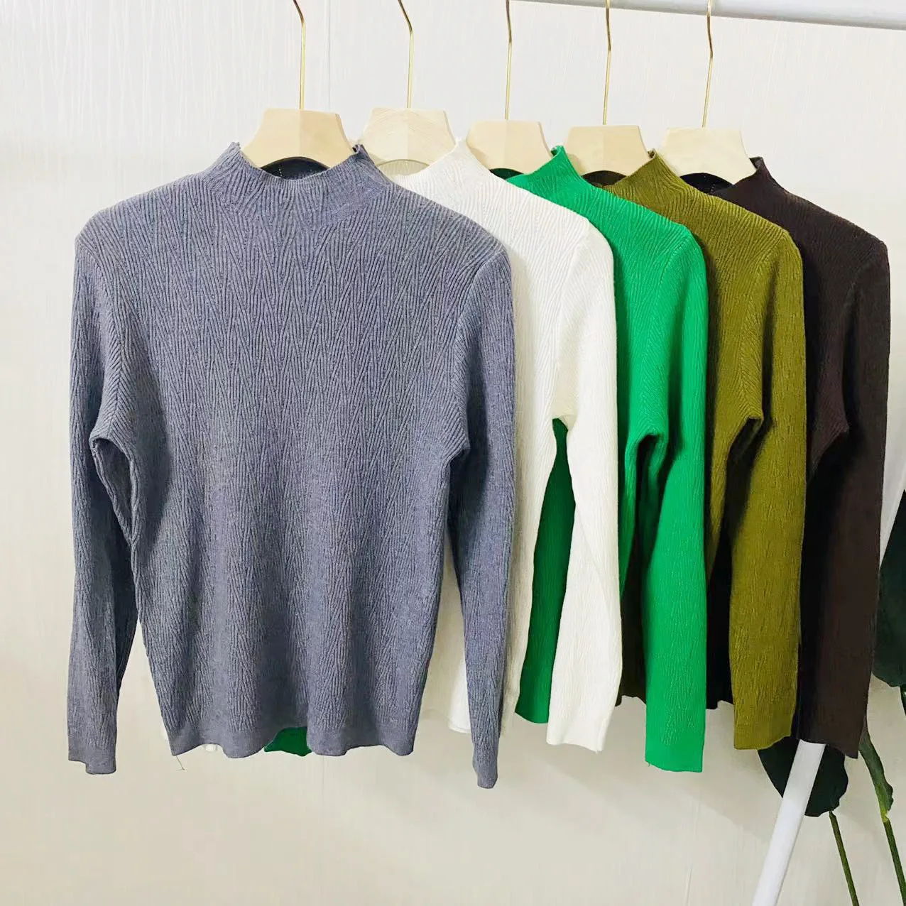 

Women's half high collar bottoming shirt Women's autumn and winter mid neck sweater Long sleeved sweater with fitted top underne