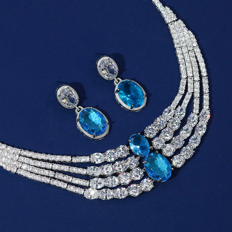 Комплект женских украшений из колье и серёг с фианитом