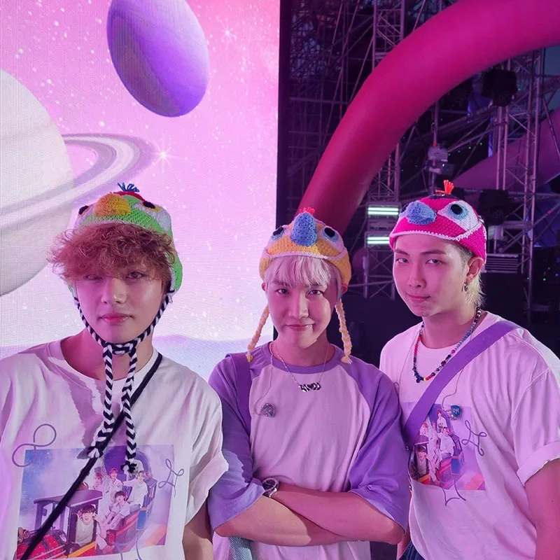 Jungkook Kim Namjoon Min Yoongi Zheng Haoxi Park Jimin концерт Taehyung с той же футболкой короткими рукавами