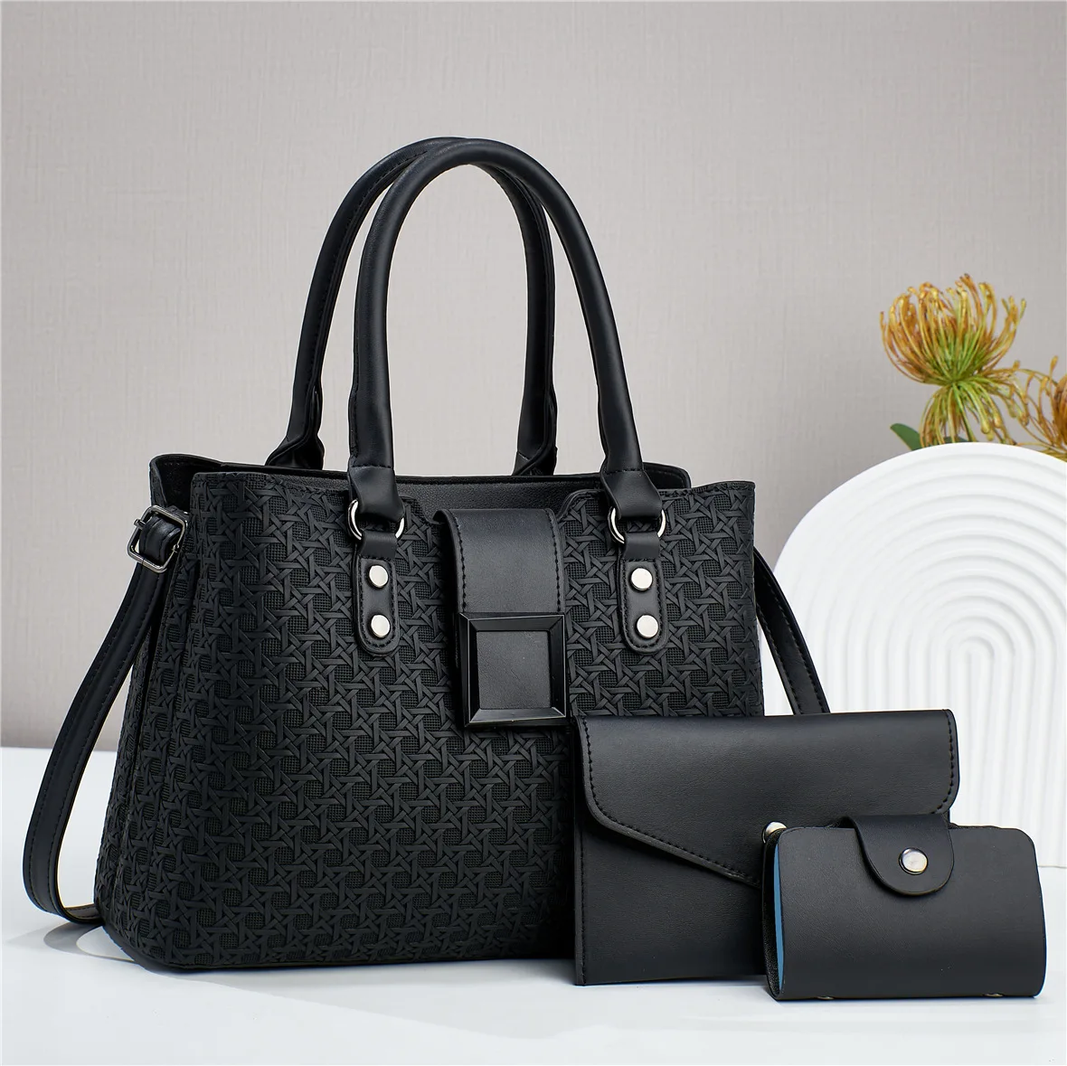 

Fashionable and Spacious Women's Shoulder Bag with High-Quality Texture for Parties and Commuting