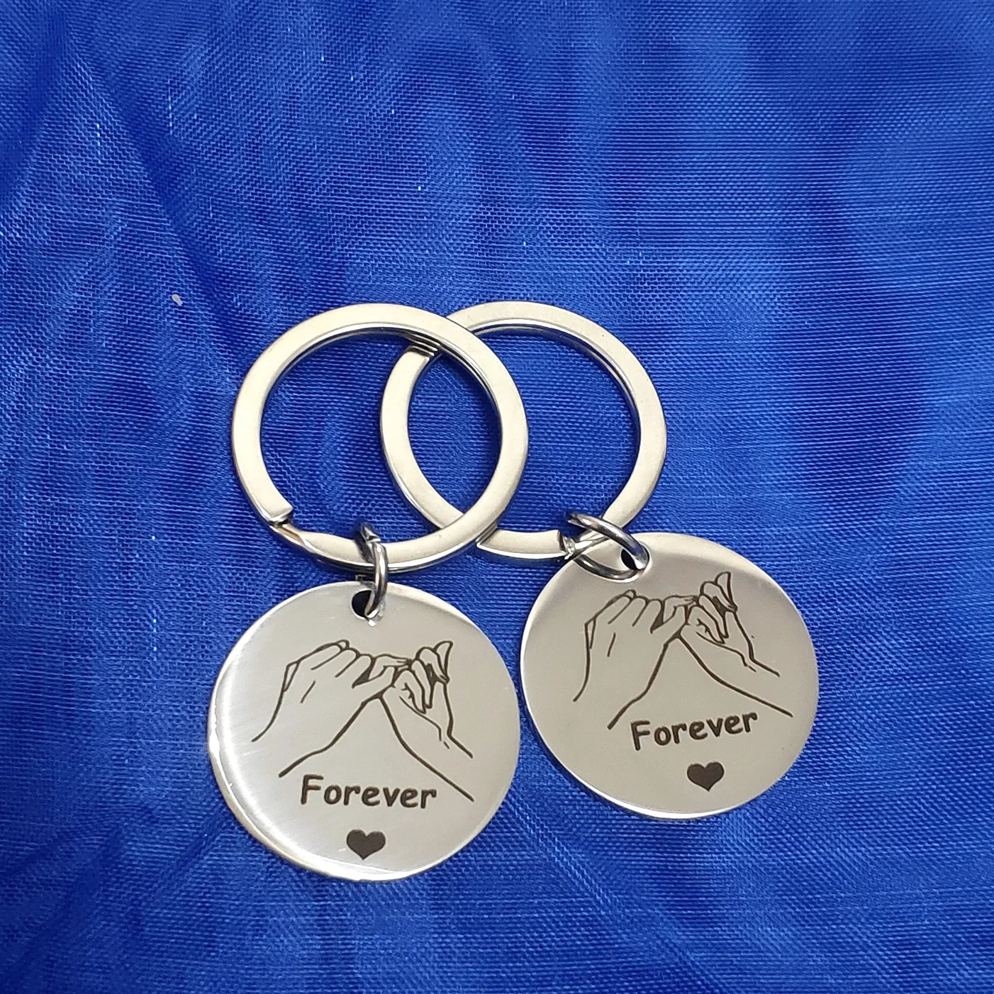

Car Keys Keychain Hand in Hand Forever Ornaments Stainless Steel Keyring Round Card Metal Pendant Couple Gift Best Friend Holder