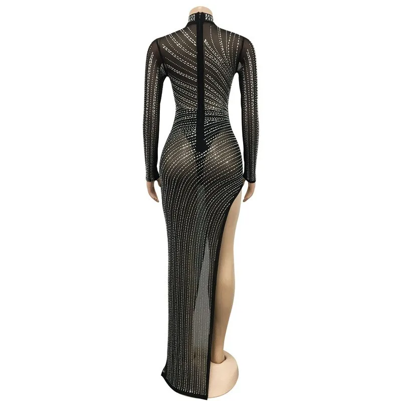 Длинное платье с длинным рукавом и блестящими кристаллами