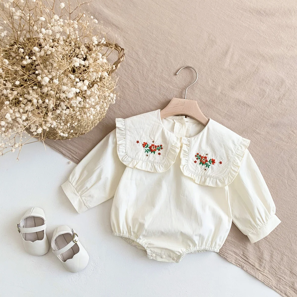 

2023 Girl New Spring Flower Bodysuit Kids Sweet Loose Embroidery Thin Cotton Crawlwear Fashion Sailor Collar One Piece Suit
