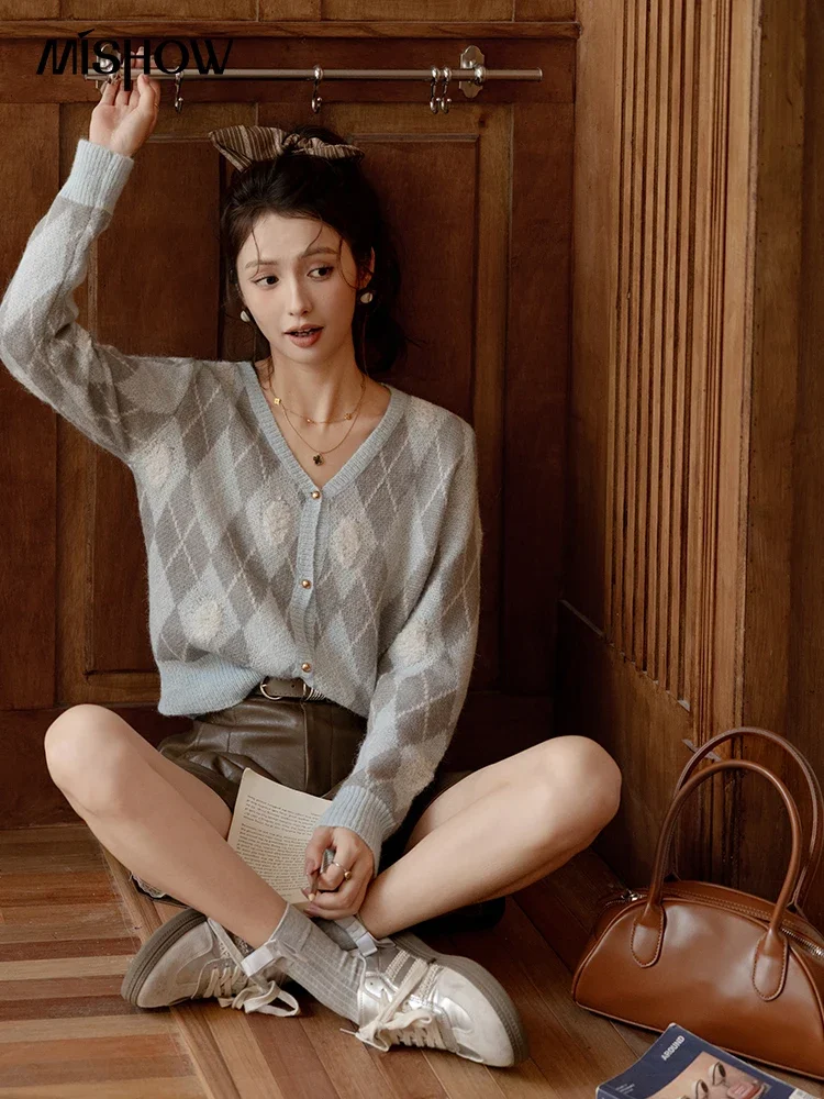 Женский трикотажный свитер в клетку с V-образным вырезом