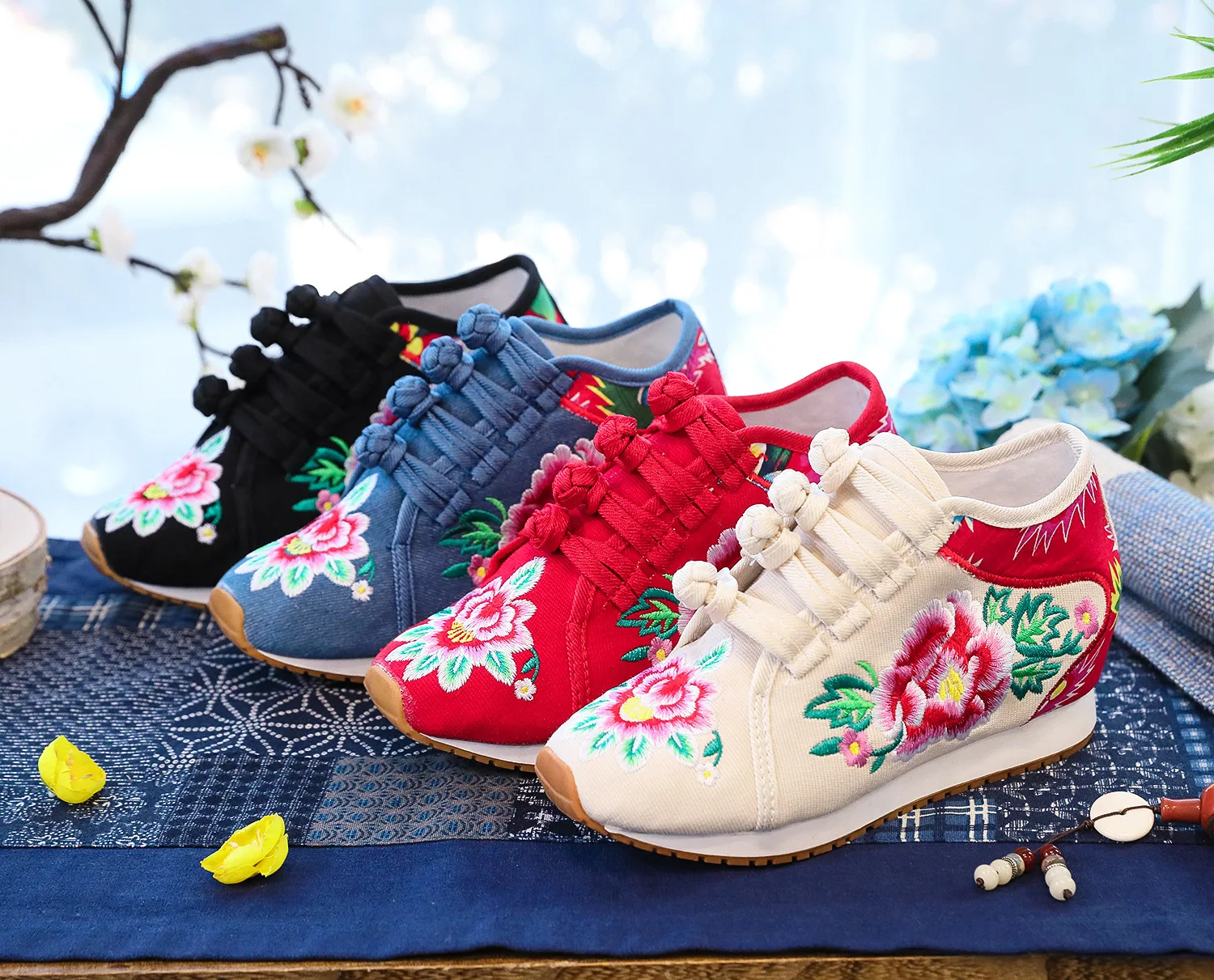 

Single Shoes Plush Canvas Embroidered Cloth Shoes Women's Casual Shoes High Heels Single Shoes Cotton Shoes Sports Shoes
