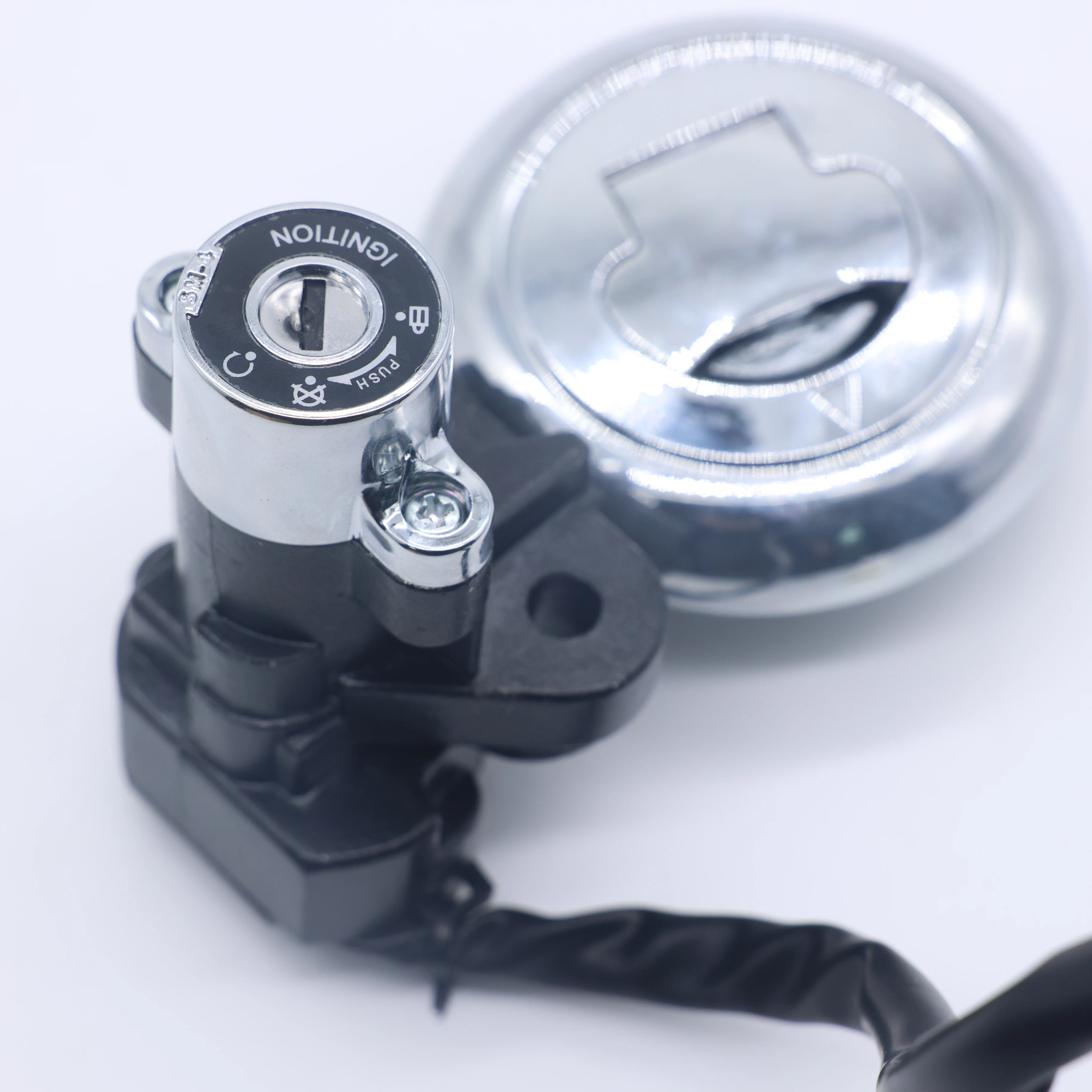 

Замок зажигания, крышка топливного бака для мотоцикла Keeway Superlight 125 150 200/Vento Rebellian 150 QJ150-2G QJ200-2G