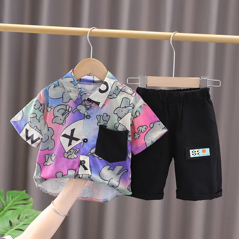 

Комплект одежды для маленьких мальчиков, Повседневная летняя крутая одежда, детская модная рубашка с мультяшным рисунком для малышей + шорт...