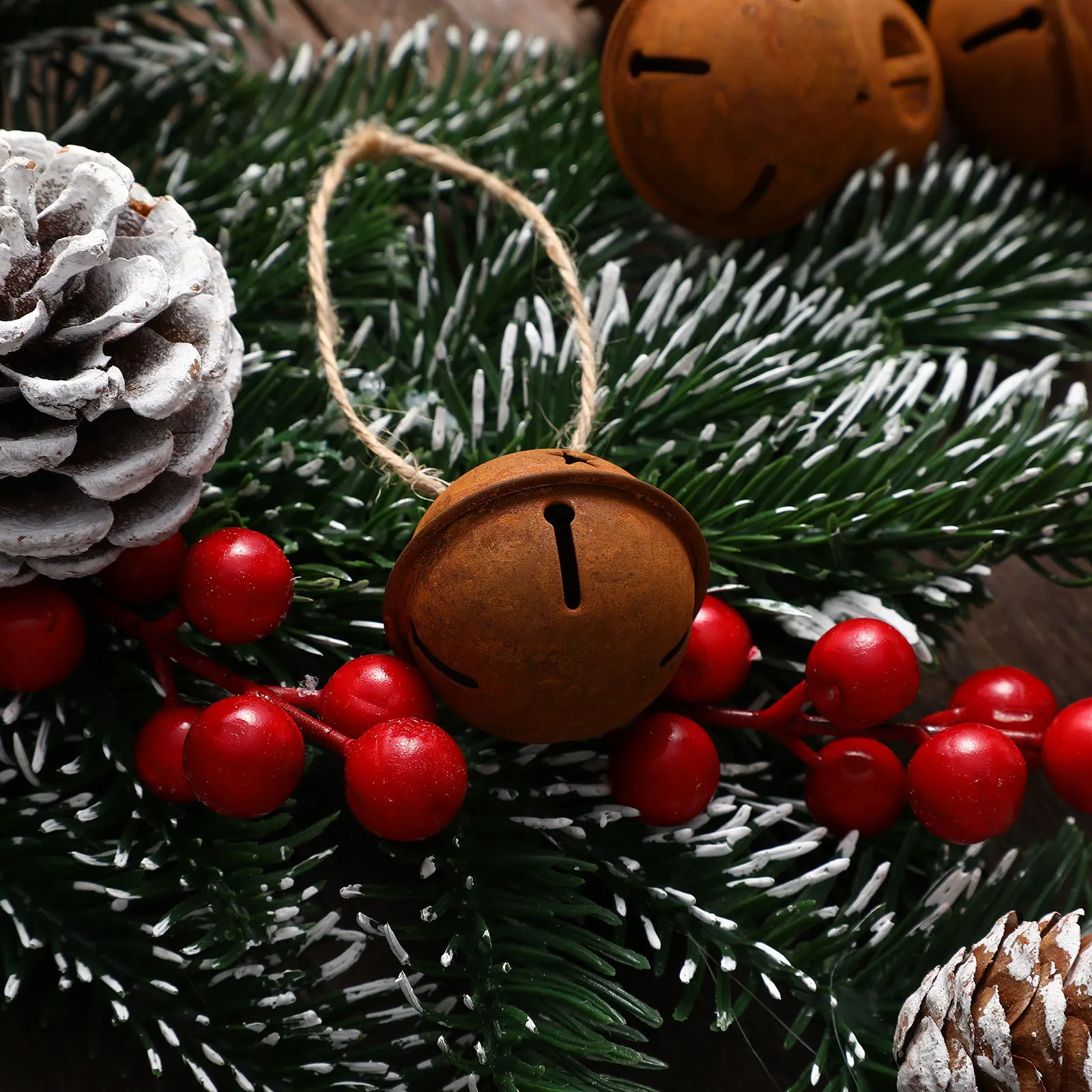 Ржавые металлические колокольчики для декора