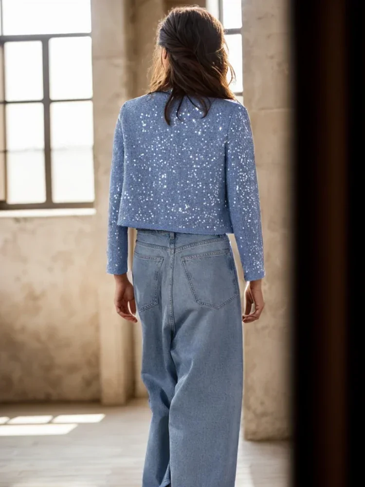 Женская короткая весенняя куртка с пайетками и аппликацией