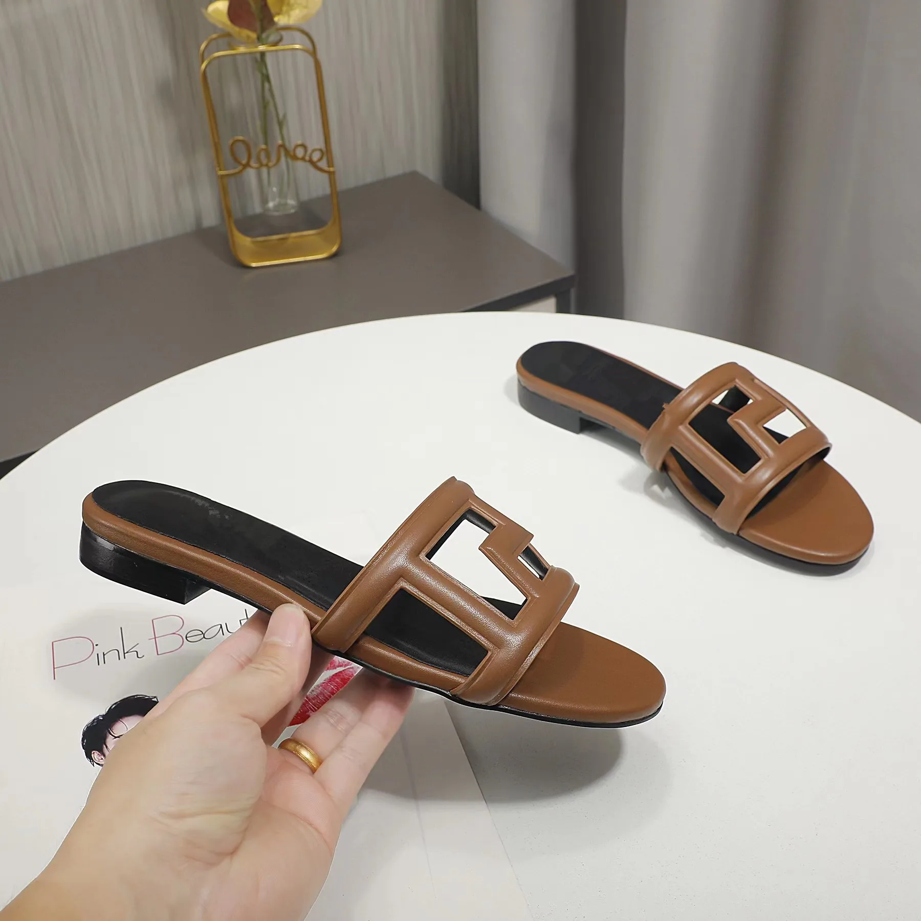 23 Round head flat leather slippers embossed hollowed-out cow leather upper and sheepskin lining are fashionable and comfortable