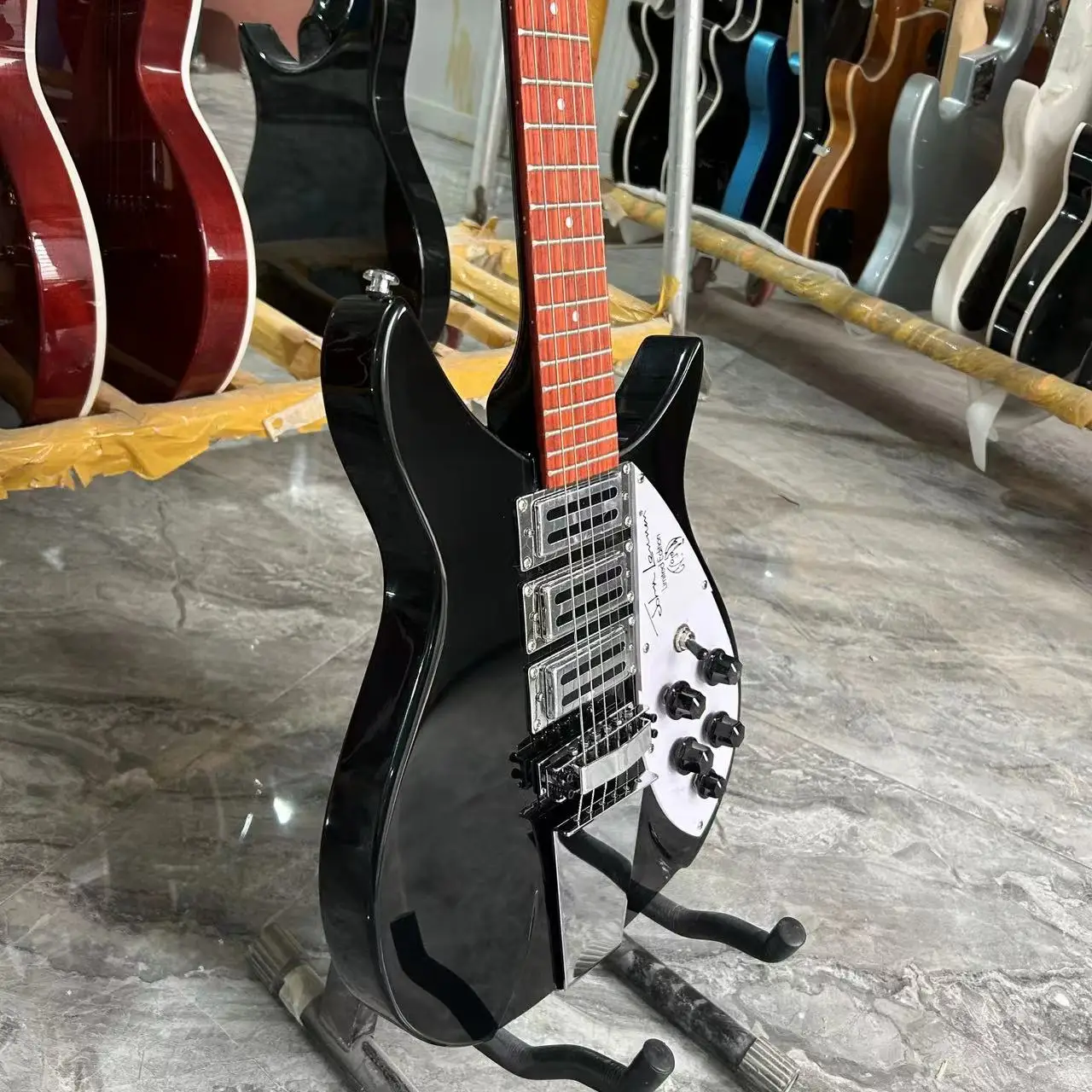 Электрическая гитара Rickecker 325 мост системы R Tail черный цвет корпус из красного