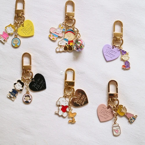 

Cartoon Cute Snoopy Key Pendant Girl Charlie Brown Shell Headphone Shell Pendant Creative Set Keychain