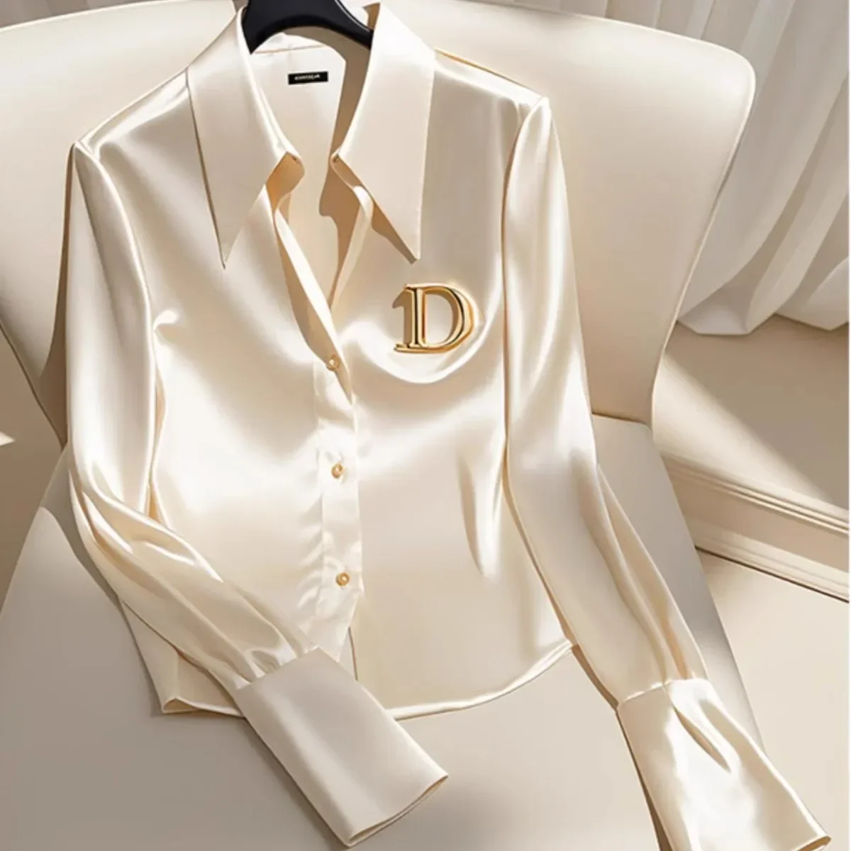 Женская блузка с атласной отделкой