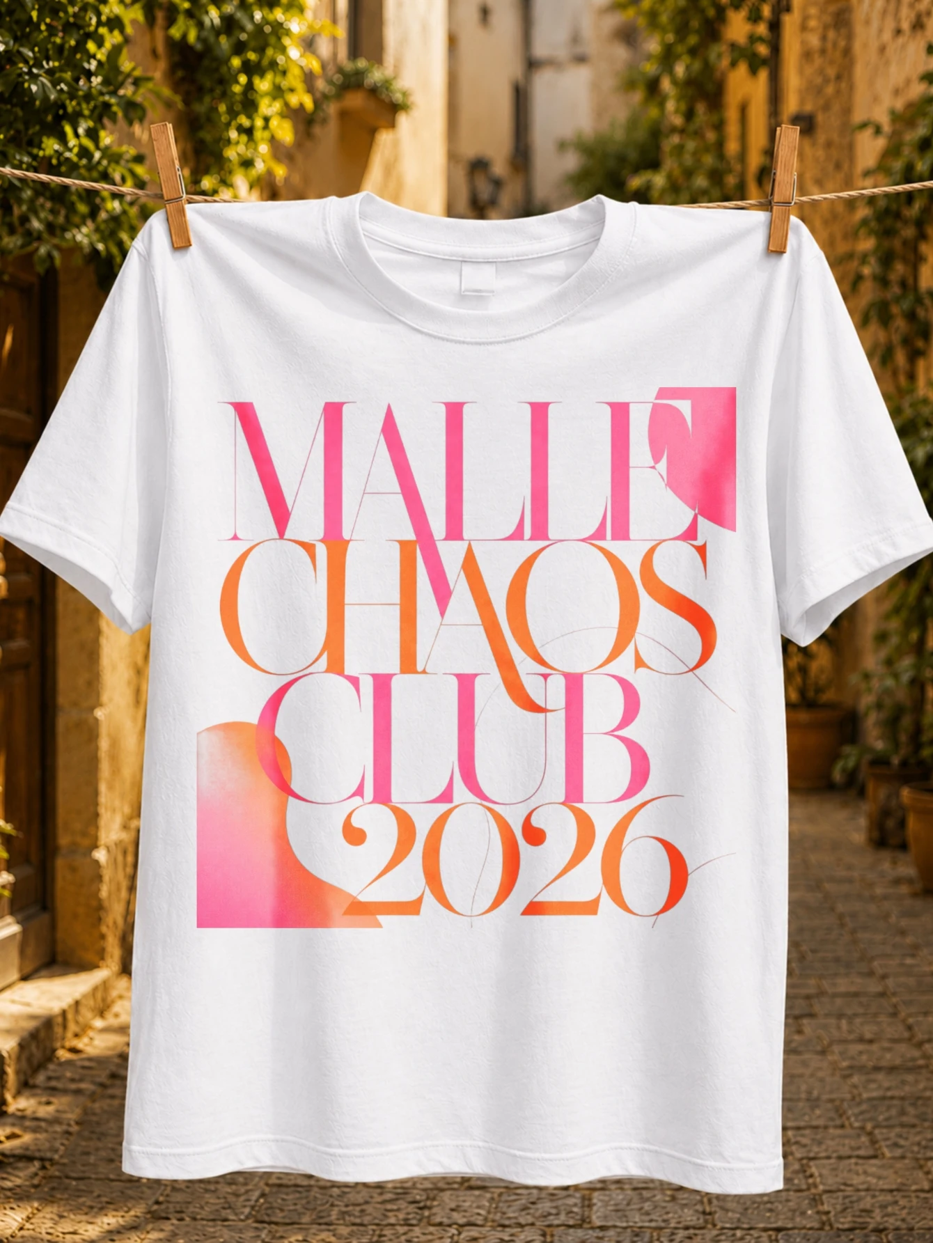 Фото Футболка унисекс Malle Chaos Club 2026: элегантный оверсайз, розово-оранжевый шрифт с мягкими градиентными блоками №1
