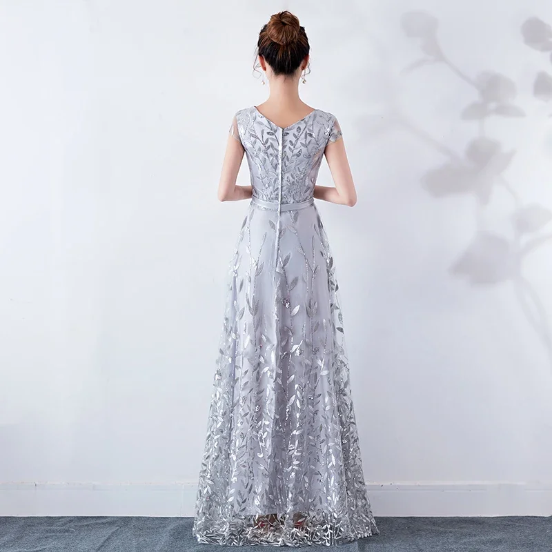 Вечернее платье It's Yiiya по индивидуальному заказу серое с блестками круглым