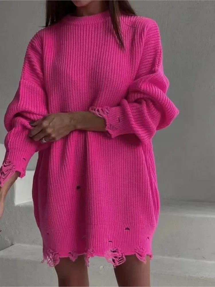 Однотонный свитер с круглым вырезом и длинными рукавами рваным отверстием по