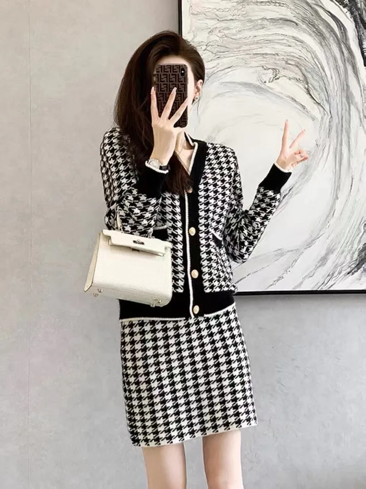 Женский трикотажный клетчатый кардиган с V-образным вырезом и мини-юбка