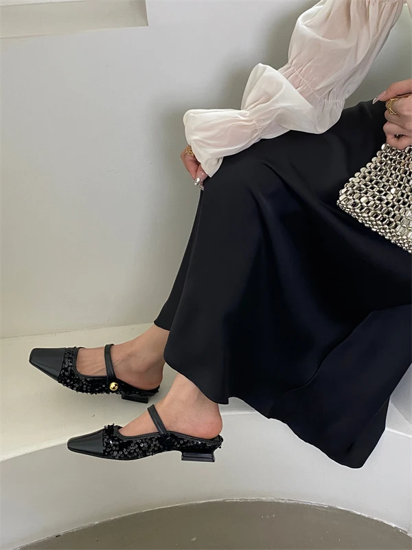 Шлепанцы с острым носком заклепками разноцветные