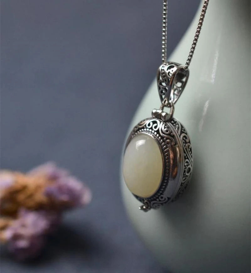 

Openable Mini Bronze Mirror Box Pendant Ladies Charm Retro Creative Unique Necklace Imitation Jade Jewelry Birthday Gift