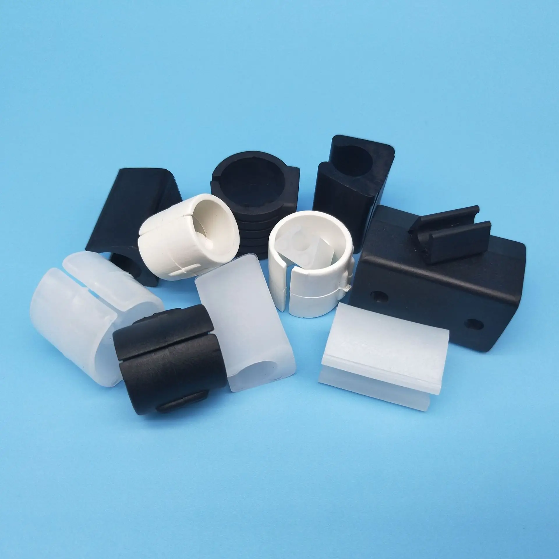 Черные/белые зажимы для ножек стула труб с U-образным наклоном спереди накладки