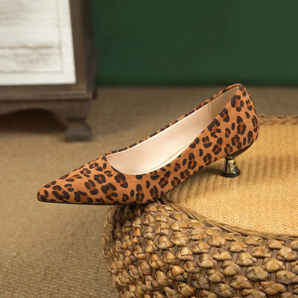 Женские леопардовые туфли-лодочки пикантные замшевые туфли на высоком каблуке