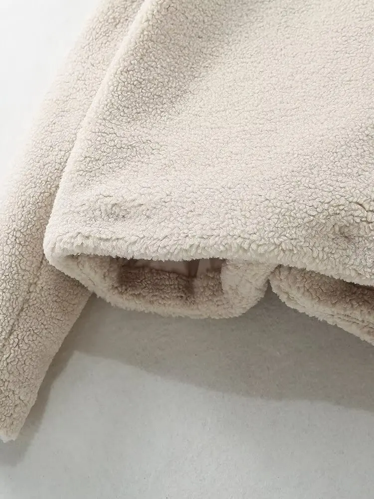 Женское однобортное пальто с отложным воротником длинными рукавами и карманами