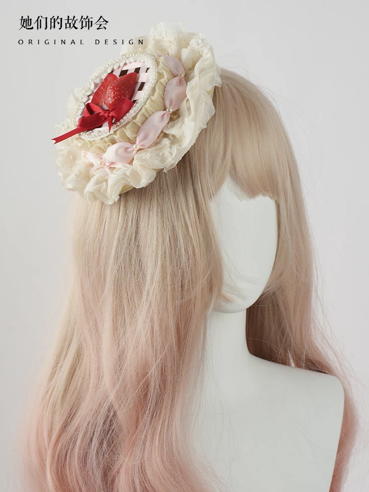 Полосатый гаджет ручной работы в стиле &quotЛолита&quot с клубникой нежно-милые