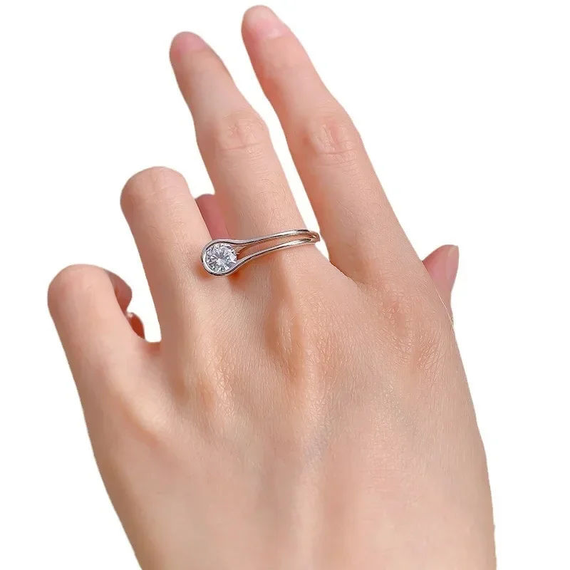 Женское ювелирное изделие из серебра 925 пробы с круглым вырезом