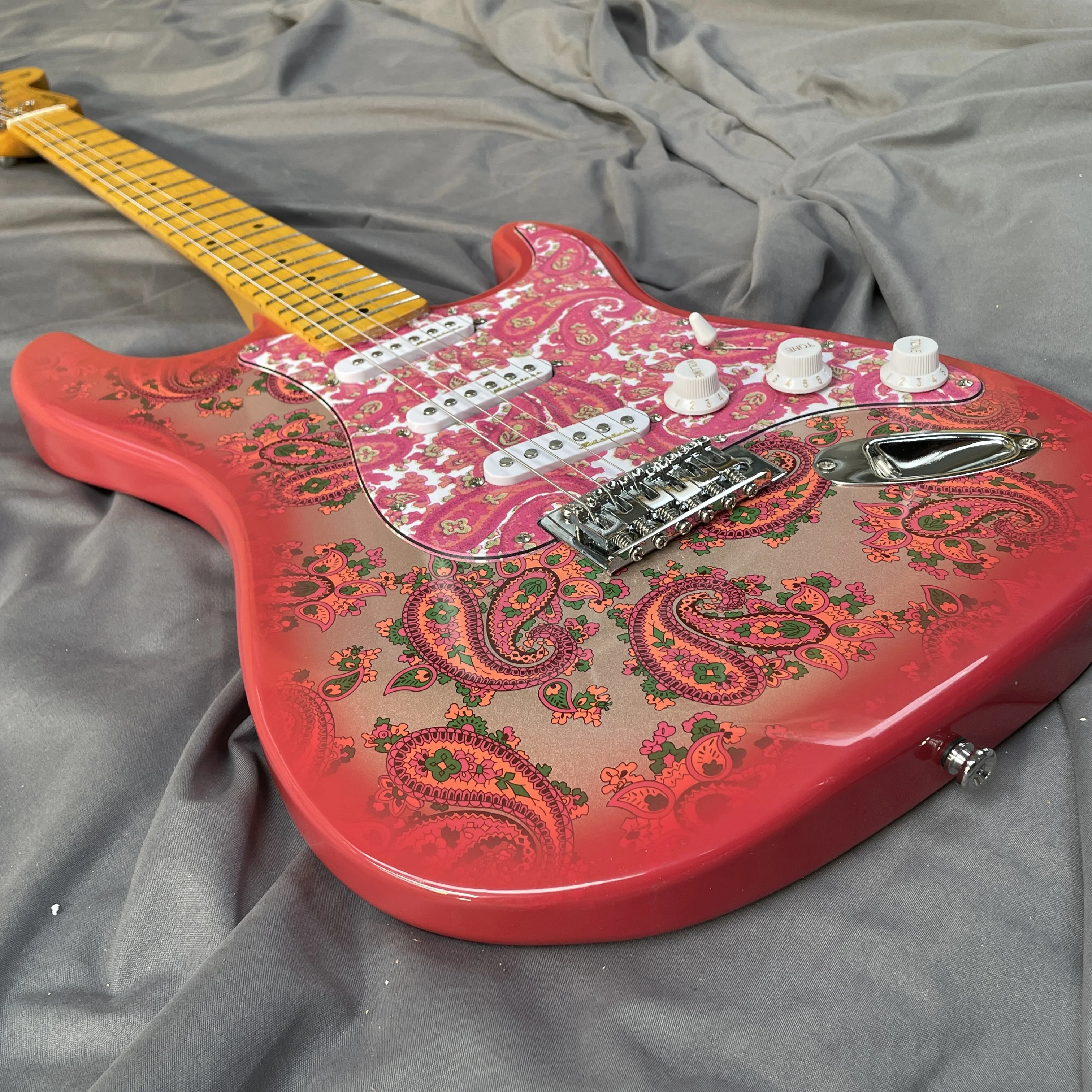 В наличии Top 6-струнная электрическая гитара из цельной древесины высококлассный