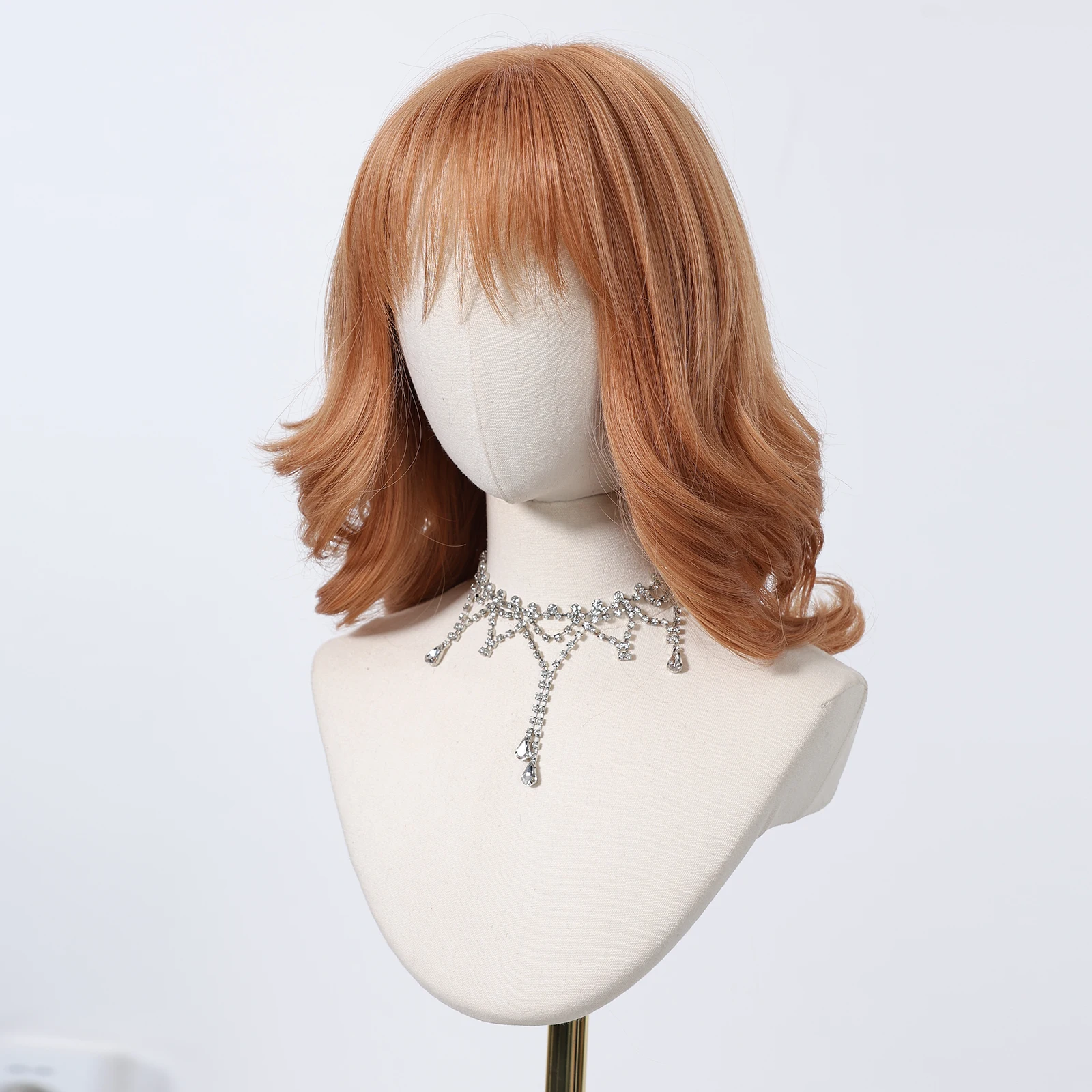 Искусственные парики ALAN EATON в виде клубники блонд волнистые средней длины с