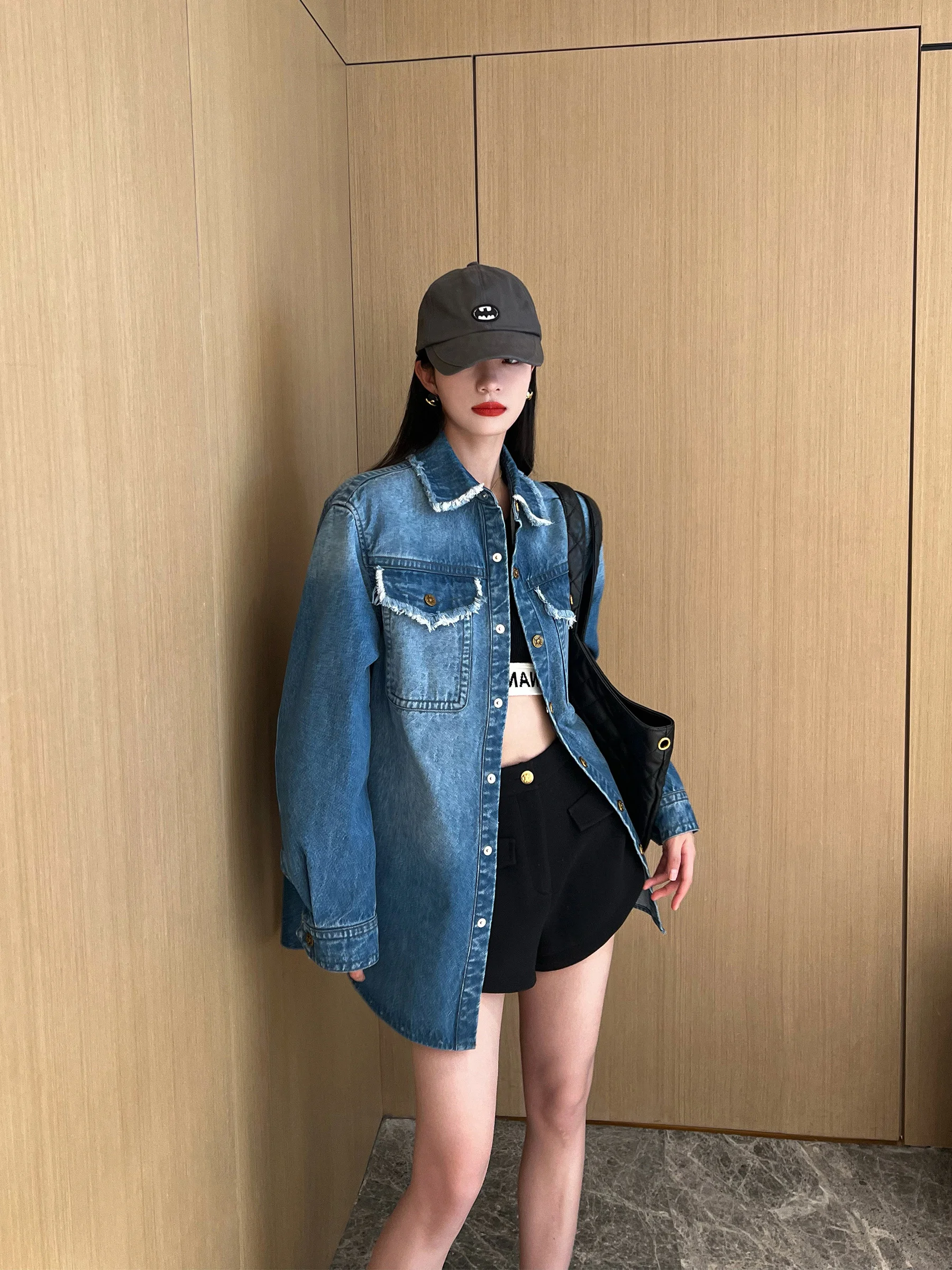 

Xiaojingjia's same American style niche designer style washed silhouette, raw hem shirt, denim jacket, women's advanced feeling