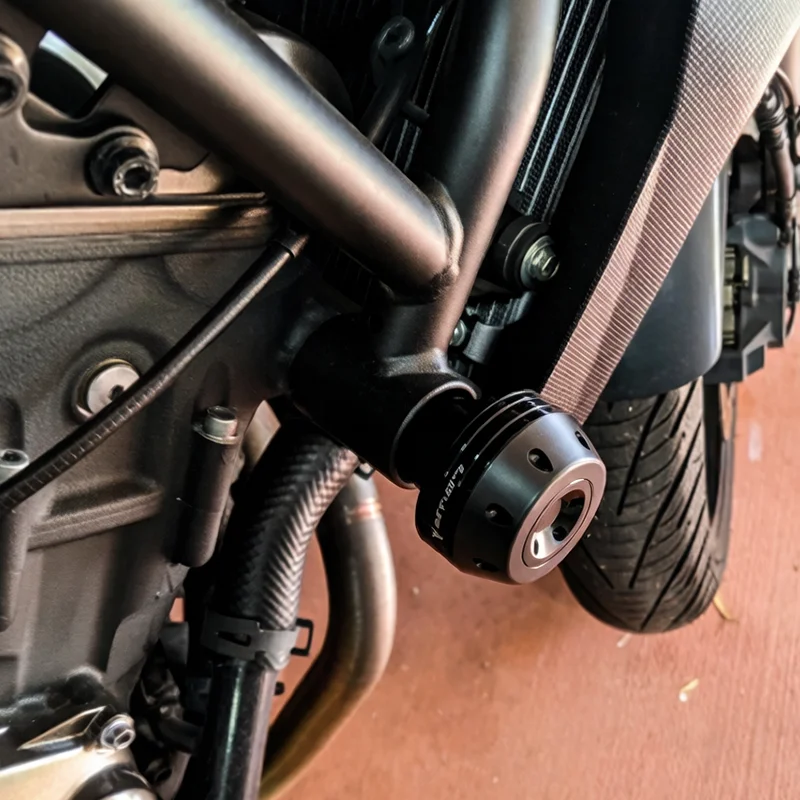 Фото Защитные слайдеры (краш-пады) для мотоцикла Honda CB500F: защита рамы и обтекателей от падений, аксессуары №3