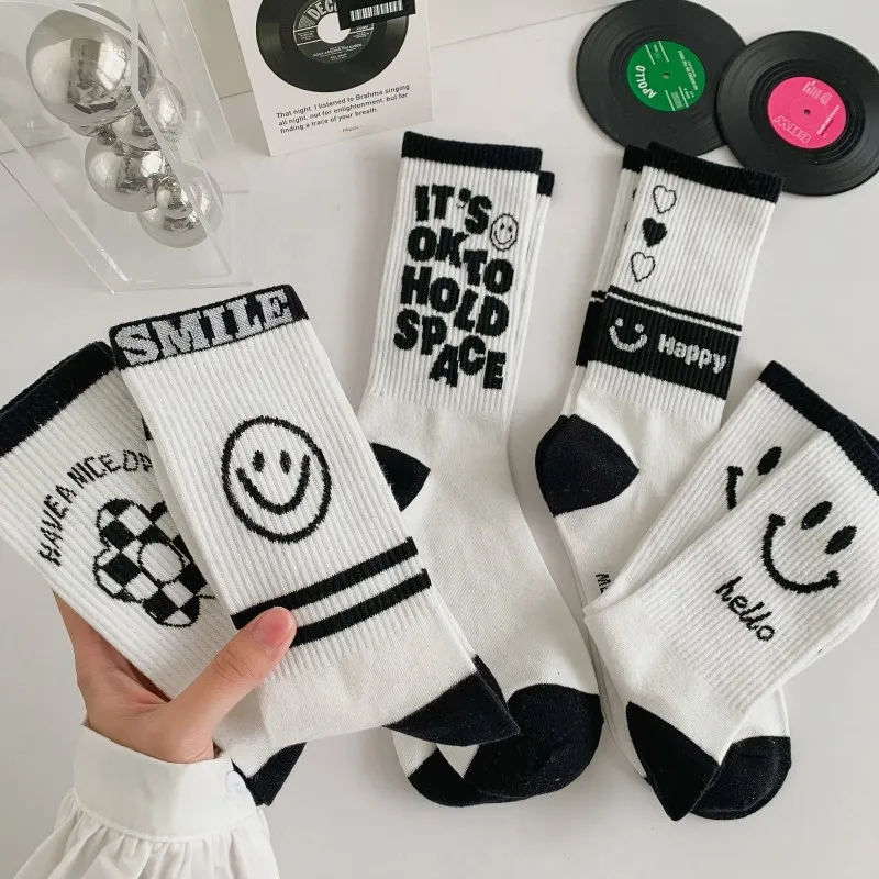 

Fashion Trend Cotton Sports Socks 5 Pairs for Women Simple Hip Hop High Quality Cotton Letter Cartoon Black White Sock Lots