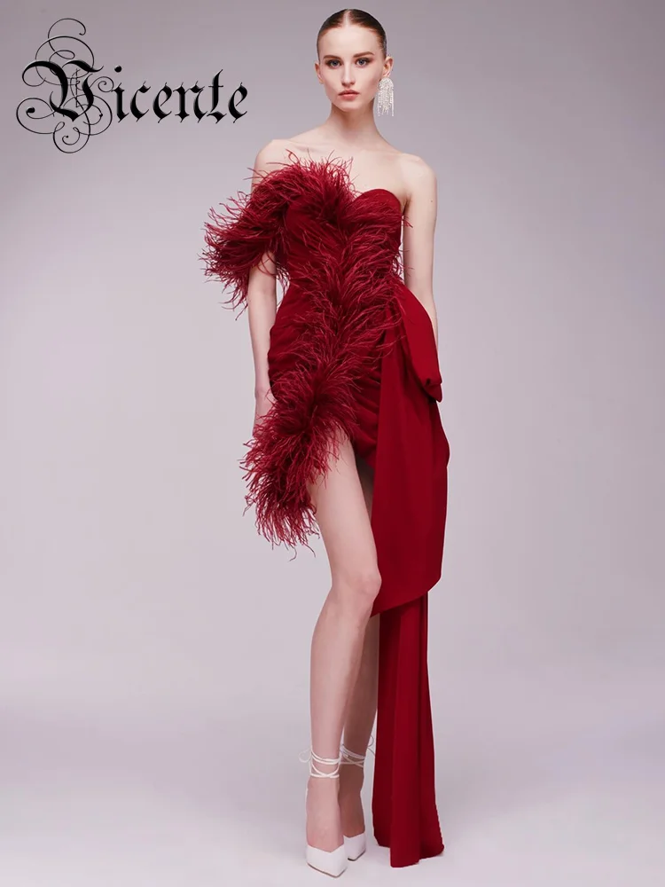 

Женское платье без бретелек на одно плечо, с перьями